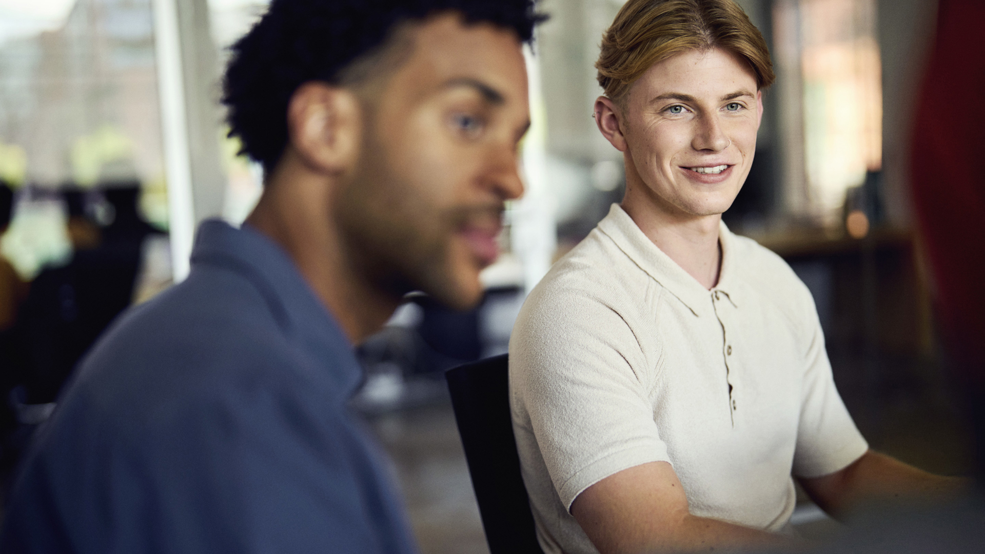 Zwei junge Trainees in einem modernen Büro.